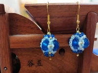 9月20日，手工活接單正規(guī)平臺，拿回家做的手工項目，開飾品加工廠，在手工之家，加工人員如何銷售產品掙錢，圖為飾品類串珠純手工產品剪影