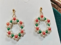9月21日，可在家做的兼職手工活，想接正規(guī)廠家手工項目,開飾品加工廠，在手工之家，貼心服務讓人滿意，圖為飾品類串珠純手工產品剪影