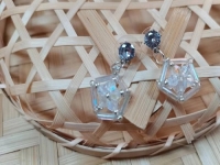9月26日，手工活外發(fā)加工網(wǎng)，在家做串珠手工掙錢，開飾品加工廠，在手工之家，加工人員這樣做收入更好，圖為飾品類串珠純手工產(chǎn)品剪影