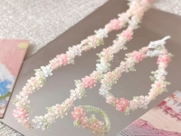 7月11日，外發(fā)手工活正規(guī)平臺，手工靈活就業(yè)創(chuàng)業(yè)，開飾品加工廠，在手工之家,選擇了就要信任和認(rèn)真，圖為串珠米珠繡手工產(chǎn)品剪影