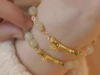7月24日，手工活外發(fā)加工正規(guī)的廠家，開飾品加工廠，靈活就業(yè)項目，與手工之家合作，靈活自由，但態(tài)度不能放松，圖為串珠純手工產(chǎn)品剪影