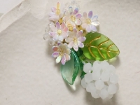 7月28日，在家能做的手工活兼職，正規(guī)可靠的手工副業(yè)，開飾品加工廠，手工廠家和手工項目是大家掙錢的保障，圖為串珠米珠繡手工產(chǎn)品剪影