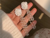 8月3日，手工活兼職可帶回家，手工靈活就業(yè)的好副業(yè)，開飾品加工廠，在手工之家，用手工收入詮釋對家庭和手工的愛與責(zé)任，圖為串珠米珠繡手工產(chǎn)品剪影
