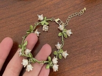 8月10日，手工活外發(fā)加工正規(guī)廠家直接發(fā)貨，手工靈活就業(yè)好選擇，開飾品加工廠，在手工之家,什么人收入更好？圖為飾品類串珠手工產(chǎn)品剪影