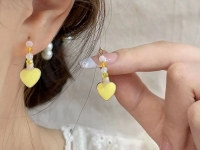 8月21日，在家兼職手工活，靈活就業(yè)創(chuàng)業(yè)手工副業(yè)，開飾品加工廠，在家做手工項(xiàng)目這些要求要達(dá)到，圖為串珠米珠繡手工產(chǎn)品剪影