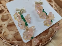 10月6日，手工活外發(fā)加工正規(guī)廠家直接發(fā)貨，開飾品加工廠，在家做的手工，在手工之家，手工發(fā)展有前景，圖為飾品類串珠純手工產(chǎn)品剪影
