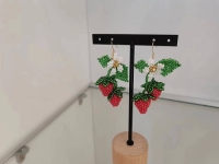 12月11日，在家兼職手工活，帶回家做的手工項(xiàng)目，開飾品加工廠，與手工之家合作，串珠純手工帶來好收入，圖為串珠米珠繡手工產(chǎn)品剪影