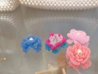 3月29日，兼職手工活可以帶回家做的，居家靈活就業(yè)好副業(yè)，開(kāi)飾品加工廠，手工之家堅(jiān)持用更多的純手工產(chǎn)品服務(wù)市場(chǎng)，圖為串珠米珠繡手工產(chǎn)品剪影