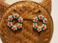 3月31日，附近有沒(méi)有兼職手工活，在家做的手工副業(yè)，開(kāi)飾品加工廠，在手工之家，純手工項(xiàng)目很好做，圖為飾品類(lèi)串珠手工產(chǎn)品剪影