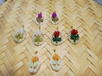 4月1日，外發(fā)加工接單平臺(tái)，靈活就業(yè)好手工項(xiàng)目，開(kāi)飾品加工廠，在手工之家，怎么合作，大家說(shuō)了算，圖為串珠米珠繡手工產(chǎn)品剪影