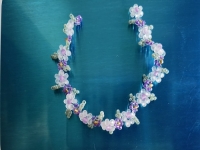 4月9日，外發(fā)手工領(lǐng)回家做，靈活就業(yè)好副業(yè)，開(kāi)飾品加工廠，在手工之家，加工銷(xiāo)售合作各有優(yōu)勢(shì)，圖為串珠米珠繡手工產(chǎn)品剪影