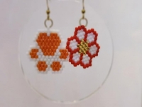 4月10日，手工活拿回家做在哪里找，居家就業(yè)好副業(yè)，在手工之家，純手工事業(yè)這樣合作，圖為串珠米珠繡手工產(chǎn)品剪影