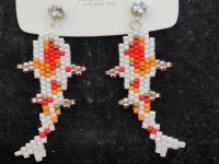 4月15日，家里干的手工活兼職，純手工加工項(xiàng)目，開(kāi)飾品加工廠，在手工之家，做兩種業(yè)務(wù)收入更好，圖為飾品類(lèi)串珠純手工產(chǎn)品剪影