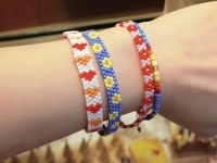 4月18日，寶媽手工活兼職，正規(guī)手工接單平臺(tái)，開(kāi)飾品加工廠，在手工之家，平等成就雙方，圖為飾品類串珠純手工產(chǎn)品剪影