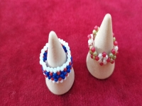4月30日，手工活從哪里找廠家，可靠的串珠手工項(xiàng)目，靈活就業(yè)好手工，在手工之家，產(chǎn)品始終是發(fā)展的重點(diǎn)之一，圖為飾品類串珠純手工產(chǎn)品剪影