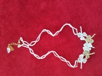 5月2日，在家能掙錢的正規(guī)手工，靈活就業(yè)串珠手工項(xiàng)目，開(kāi)飾品加工廠，在手工之家，合作要先看自己的實(shí)際情況，圖為飾品類串珠純手工產(chǎn)品剪影