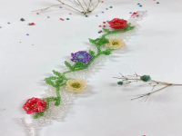 9月14日，兼職手工活可以帶回家做的，做手工傳承官，居家手工項(xiàng)目，在手工之家，純手工適合大家靈活就業(yè)創(chuàng)業(yè)，圖為串珠米珠繡純手工產(chǎn)品剪影