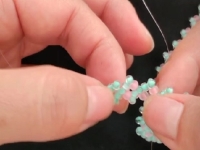 7月22日，手工活兼職是真的嗎？居家專兼職的好副業(yè)，做手工傳承官，開手工加工廠，在手工之家，成績和榮譽都是大家的，圖為串珠米珠繡純手工加工剪影