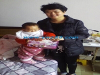 浙江溫州鄉(xiāng)村朱大嬸享受帶孫之樂，又兼職做手工活賺零花錢