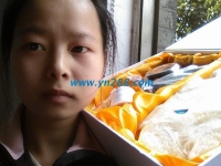 江蘇常州打工妹彭女士利用閑暇時(shí)間做手工活串珠掙錢