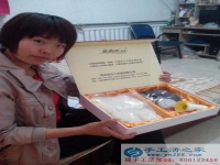 自由職業(yè)手工活兼職，河北保定李女士業(yè)余時(shí)間做手工活串珠繡掙錢(qián)