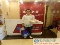 河南新鄉(xiāng)楊女士來手工活之家交貨，合格完成一套生肖圖案串珠繡