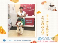 帶著孩子來交貨，恭喜石家莊牛女士的珠繡作品被驗(yàn)收合格！