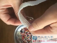 手工活之家現場針法示范 業(yè)余加工手工活串珠繡增加收入