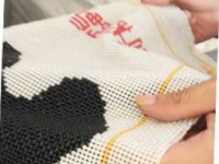 彌補(bǔ)生意不賺錢的狀況 開店之余做串珠手工來賺錢，附近拿回家做的手工活，就是正規(guī)的手工活外發(fā)