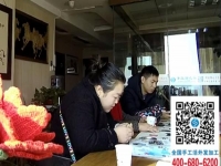 每位到手工之家考察的客戶，都會(huì)親自體驗(yàn)一下串珠的針法