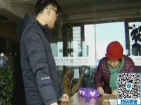 快過年了，娘兒倆來手工之家考察，母親不斷地欣賞珠繡畫
