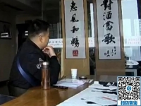 小伙子對雅薇麗繡很感興趣，與接待老師交談甚歡