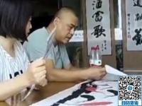 供料手工活，讓前來考察的夫婦仔細認真與接待老師探討合作事宜