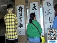 到手工活之家考察的客戶，看著豎版的珠繡畫天道酬勤感嘆不已