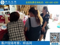 7月12日，能賺錢的手工活，可以在家做的手工活就是珠繡手工活外發(fā)，手工之家接待考察加工客戶剪影