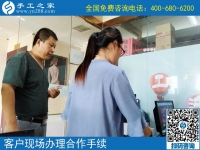 7月21日，在家賺錢的手工活，可以在家做的手工活就是珠繡串珠手工活外發(fā)，手工之家接待考察加工客戶剪影