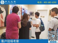 組織人做手工活促進(jìn)鄰里和睦，一起說說笑笑串珠繡