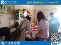 空閑時做串珠手工活外發(fā)，浙江湖州李女士一家人邊賺錢邊過節(jié)的畫面好溫馨