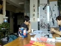 來手工之家考察，邊琢磨珠繡畫邊打電話和家人商量辦合作手續(xù)