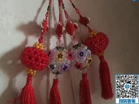 純手工串珠掛件時(shí)尚漂亮，手工活之家立體串珠類手工藝品品種多