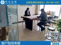 加工客戶認(rèn)真了解外發(fā)手工活的具體事項(xiàng)，手工之家的接待老師耐心詳細(xì)全面介紹
