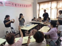 手工活之家代理加工會(huì)員與當(dāng)?shù)卣黄?，組織聾啞人手工活技能培訓(xùn)