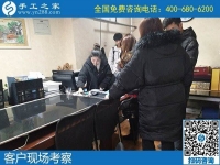 留守婦女在家做的手工活，坐在一起說說笑笑把錢掙！