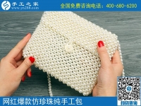 農(nóng)村婦女做手工活加工，實(shí)現(xiàn)了在家賺錢的夢想