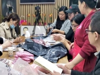 加班到夜里十點(diǎn)，要讓珠繡外發(fā)材料盡快到加工人員的手中