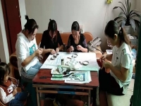 從個(gè)人加工到創(chuàng)業(yè)組織人做，4年來(lái)，她一直在做勵(lì)志珠珠繡