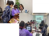 婦女在家做手工活兼職串珠子，業(yè)余掙錢補(bǔ)貼家用