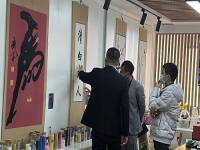 3月23日，想接正規(guī)廠家的手工活，純手工活外發(fā)加工項(xiàng)目，十多年的手工之家有非遺傳統(tǒng)手工珠繡，圖為手工之家接待考察合作加工客戶剪影