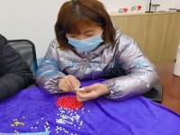 在家串串珠子就能賺錢，這個手工活串珠加工項目很靠譜