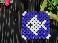 3月27日，年輕人也喜歡在家工作，把手工活拿回家做，手工之家會(huì)提供成品參考和驗(yàn)收標(biāo)準(zhǔn)，圖為勵(lì)志珠珠繡串珠手工產(chǎn)品剪影